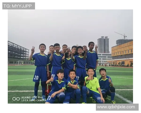 足球小明星在绿茵场上展现飞球绝技的精彩瞬间图片分享